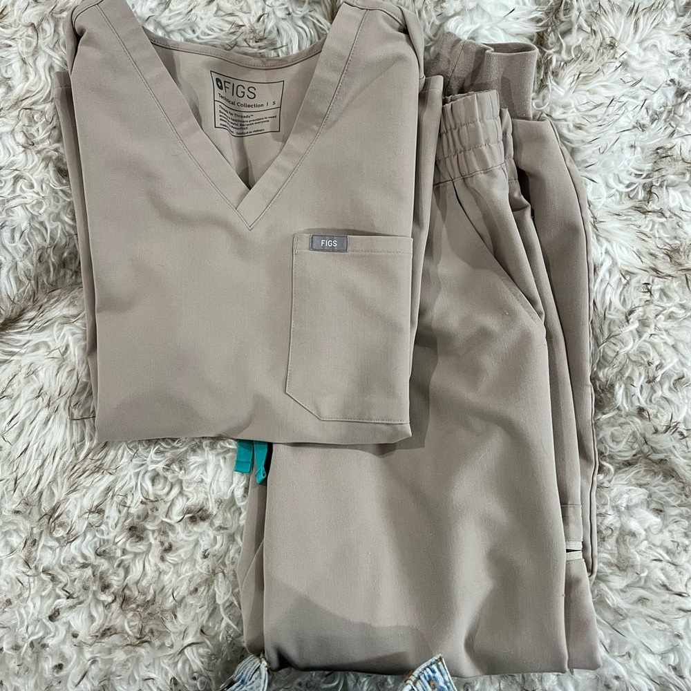 FIGS Catarina Scrub Top & High Waisted Jogger Scrub Bottoms - Boulder